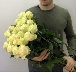 25 белых роз Эквадор 80 см.