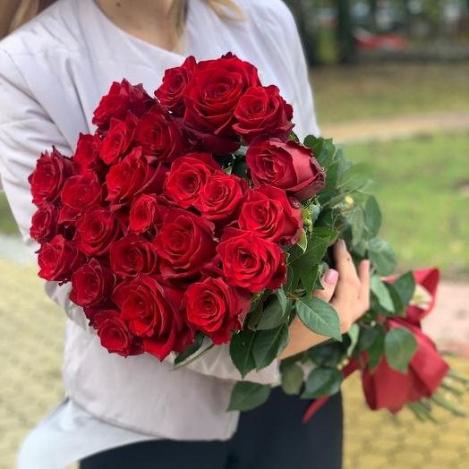 25 ярко-красных роз "Фридом" Эквадор 80 см